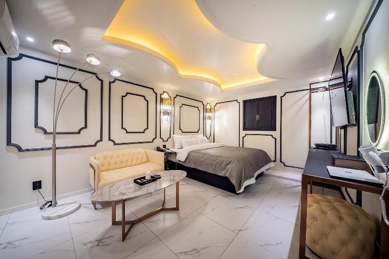 The Gray Hotel image