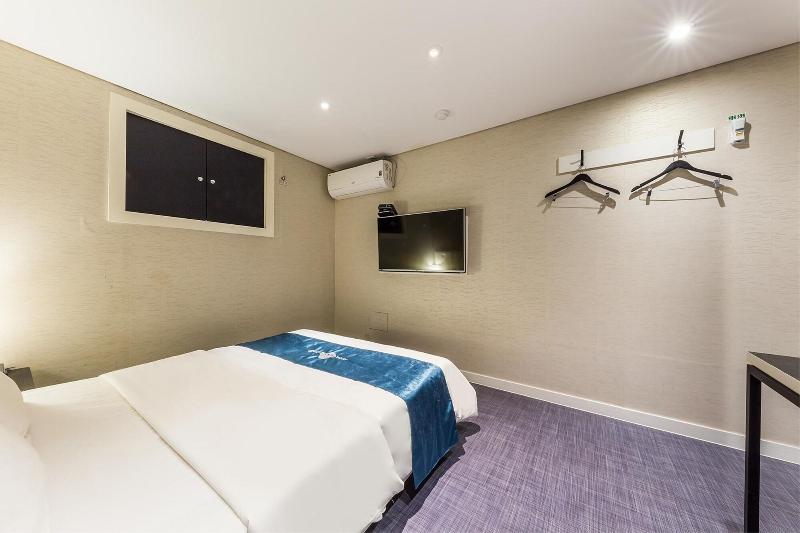 Hotel The Blue Cheonho image