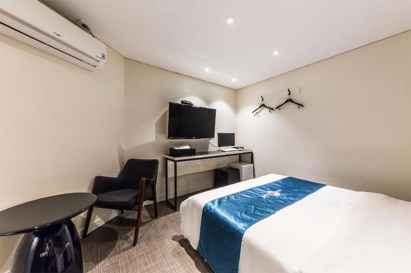 Hotel The Blue Cheonho image