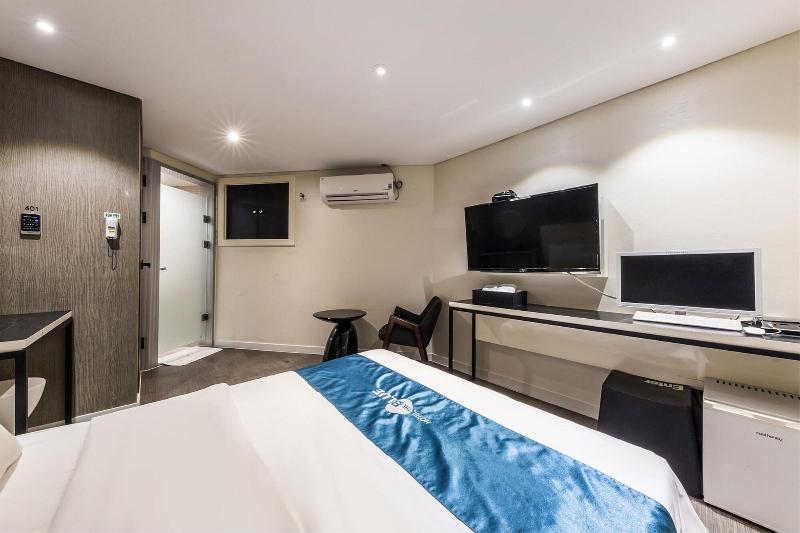 Hotel The Blue Cheonho image