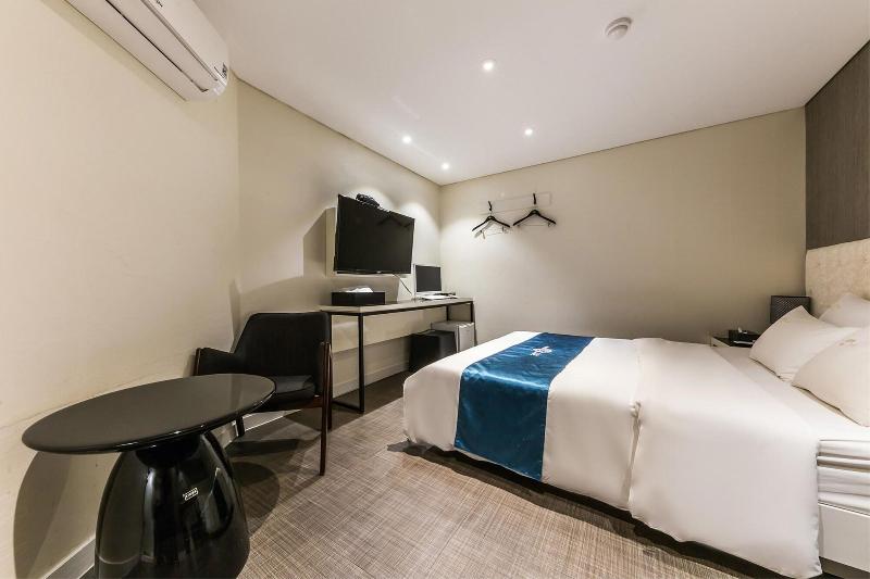 Hotel The Blue Cheonho image