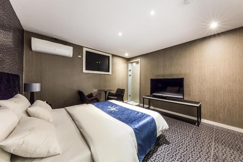 Hotel The Blue Cheonho image