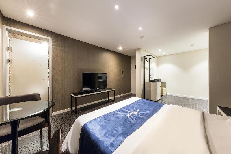 Hotel The Blue Cheonho image