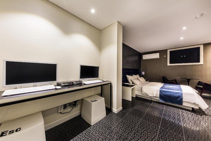 Hotel The Blue Cheonho image
