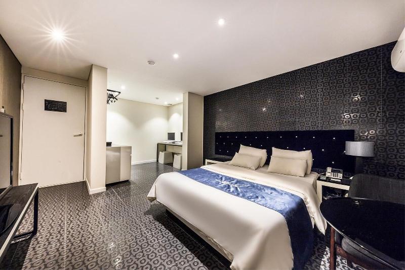 Hotel The Blue Cheonho image