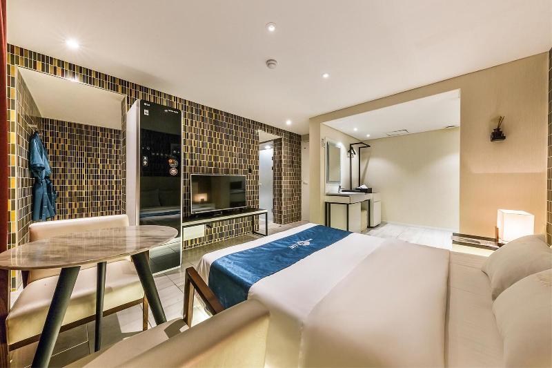 Hotel The Blue Cheonho image