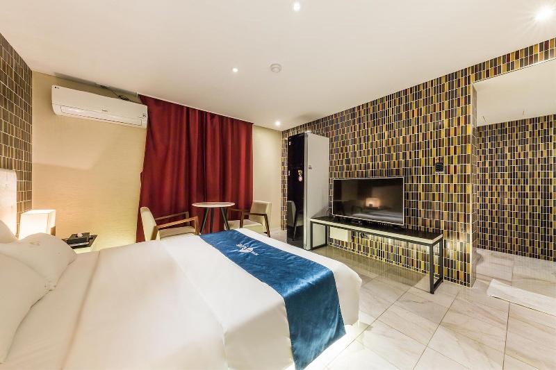 Hotel The Blue Cheonho image
