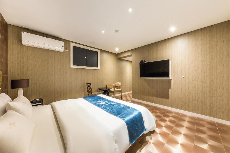 Hotel The Blue Cheonho image
