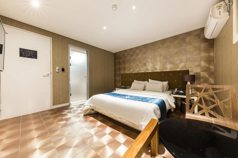 Hotel The Blue Cheonho image