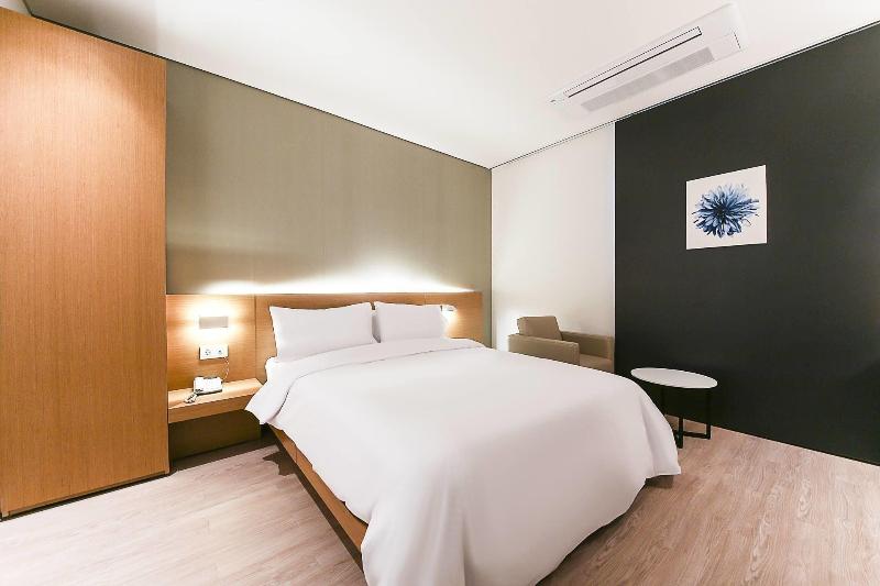Golden River Hotel image