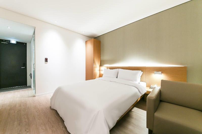 Golden River Hotel image