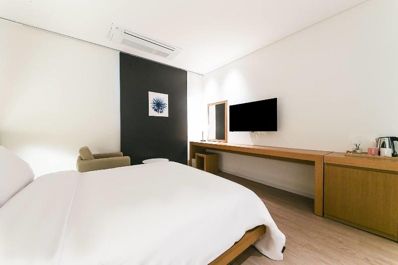 Golden River Hotel image