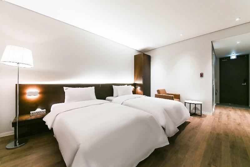 Golden River Hotel image