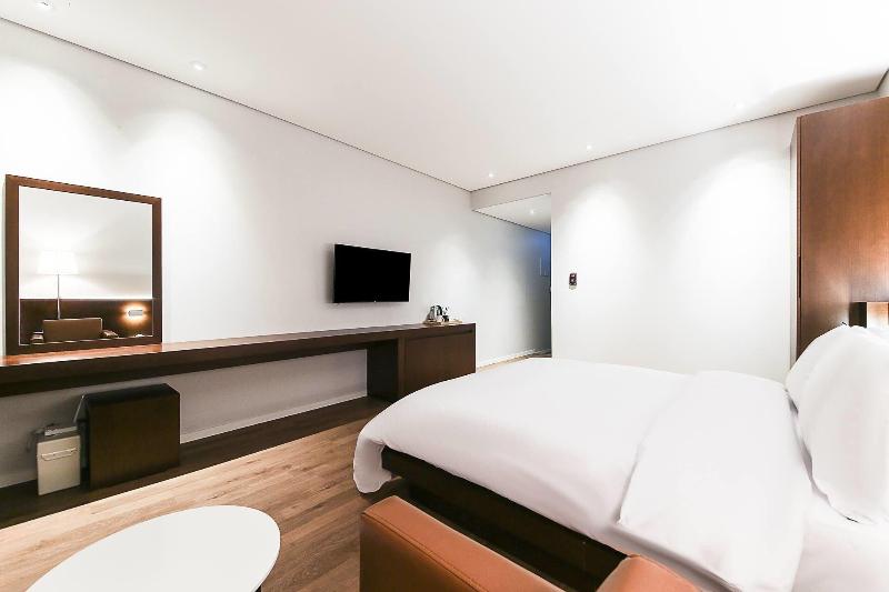 Golden River Hotel image