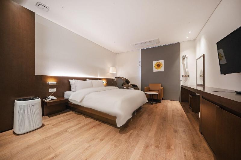 Golden River Hotel image