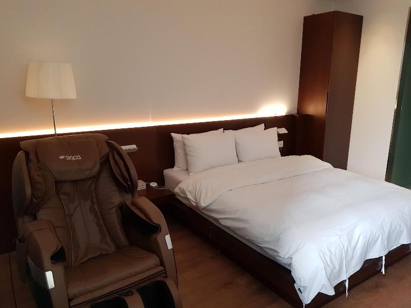 Golden River Hotel image