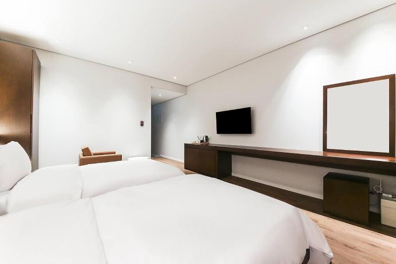 Golden River Hotel image