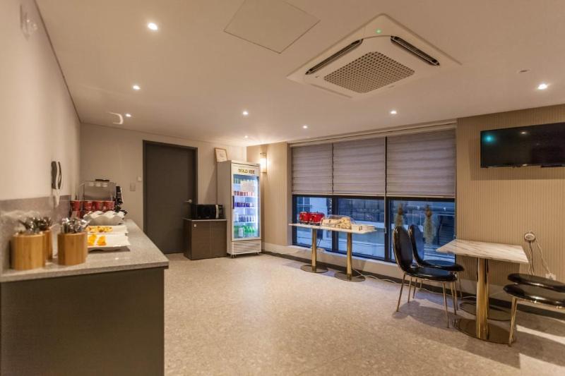 Browndot Hotel Hadan image