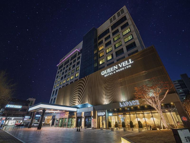 Queen Vell Hotel & Wedding image
