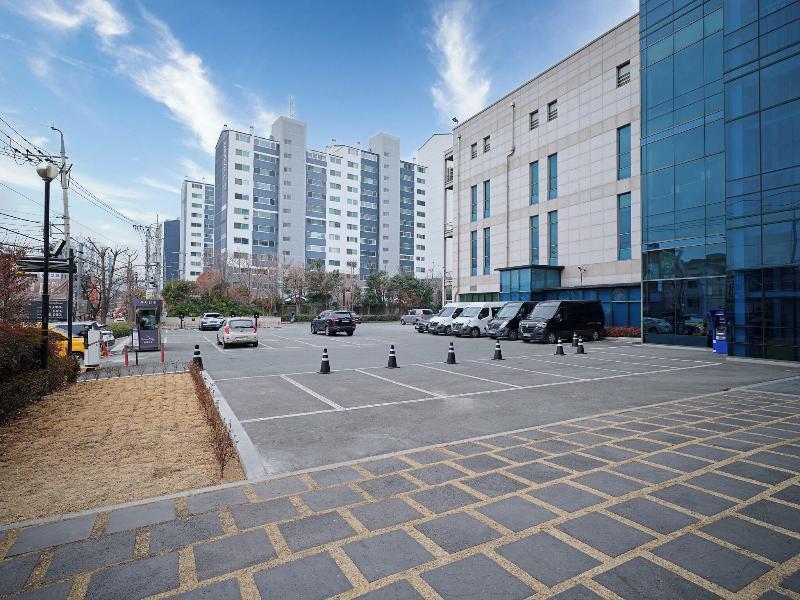 Queen Vell Hotel & Wedding image