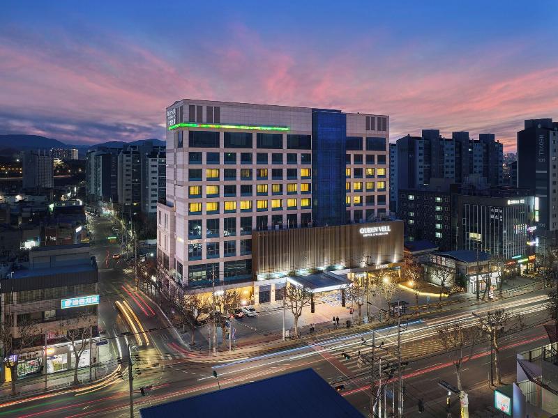 Queen Vell Hotel & Wedding image