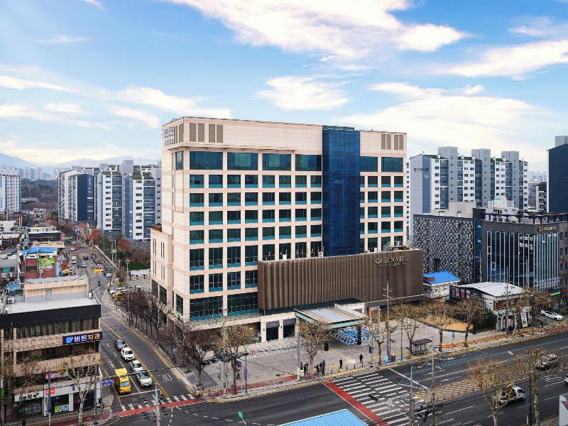 Queen Vell Hotel & Wedding image