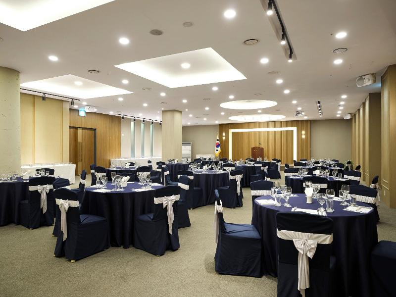 Queen Vell Hotel & Wedding image