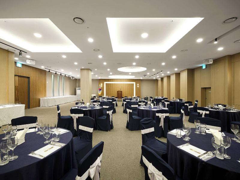Queen Vell Hotel & Wedding image