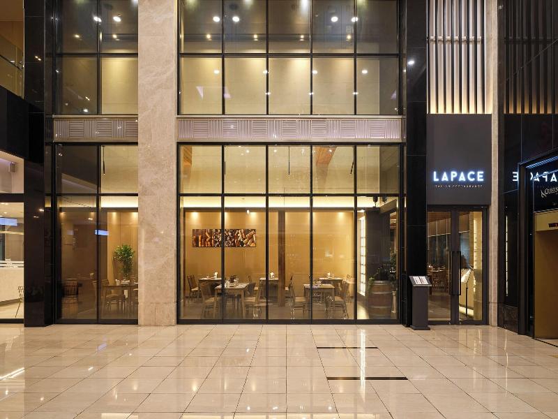 Queen Vell Hotel & Wedding image