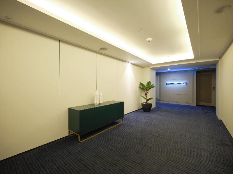 Queen Vell Hotel & Wedding image