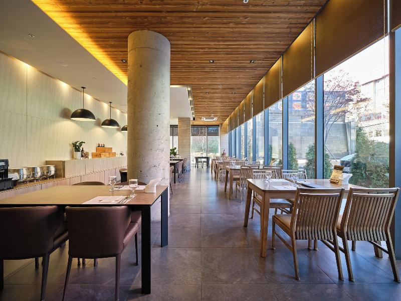 Queen Vell Hotel & Wedding image