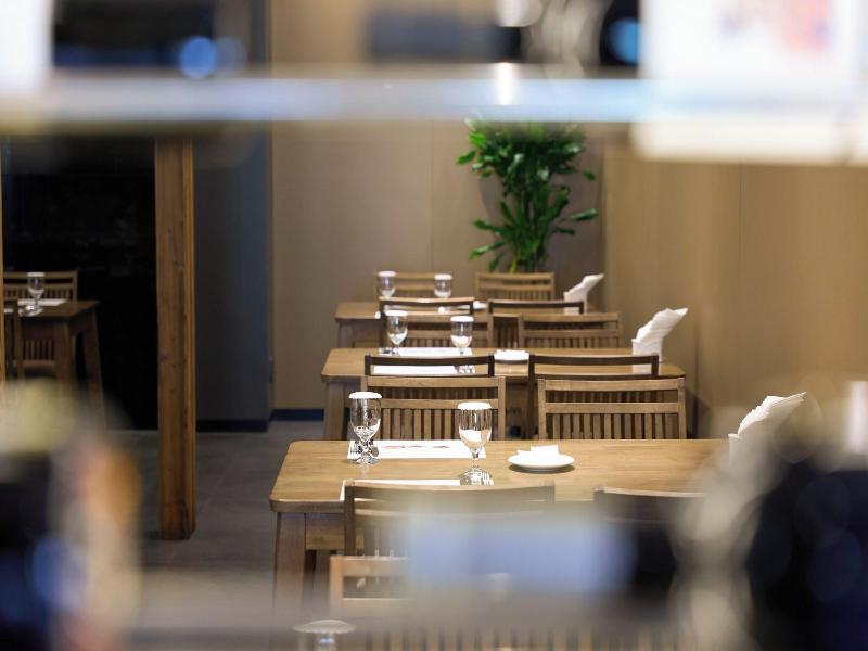 Queen Vell Hotel & Wedding image