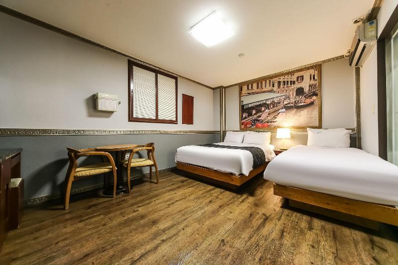 Sharp Hotel
