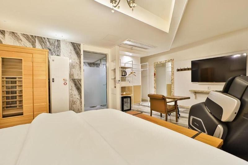 February Hotel Kimhae image