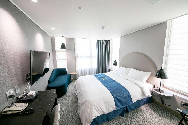 Golden Tulip Essential Namgang image