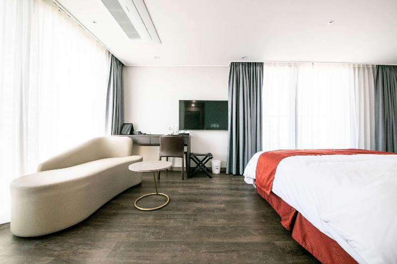 Golden Tulip Essential Namgang image