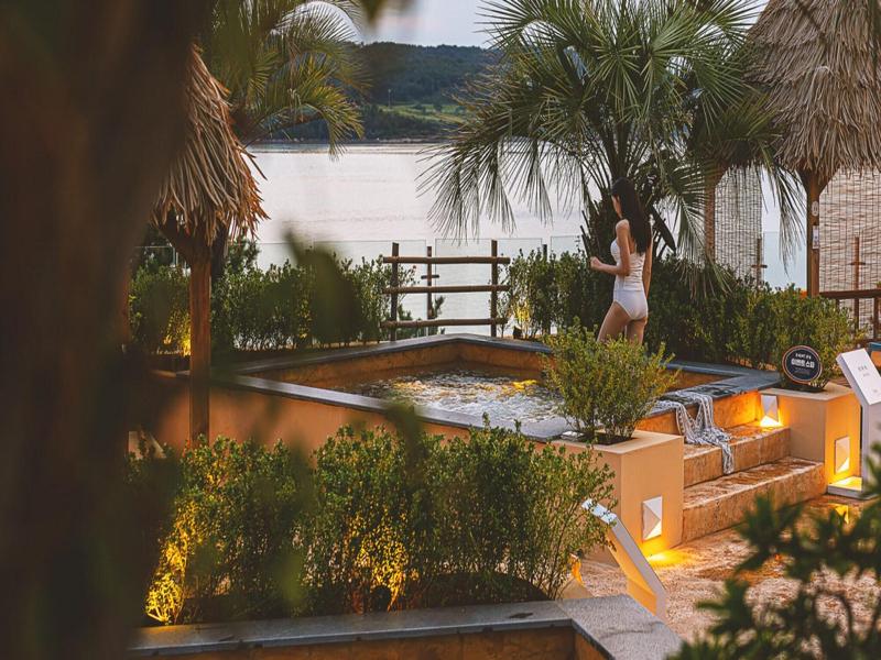Laterrace Cove Suite image
