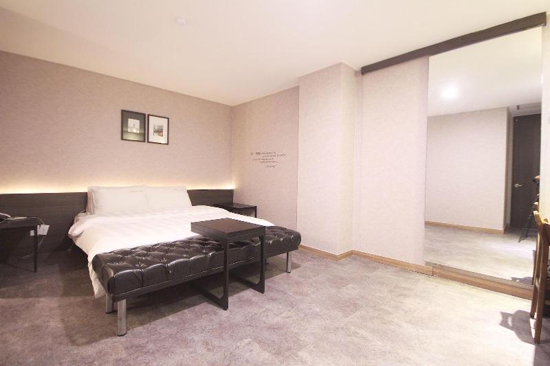 Paradise Hotel image