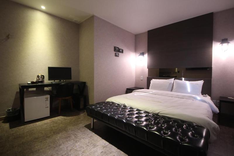 Paradise Hotel image