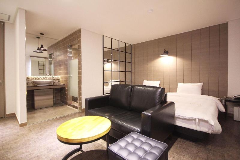 Paradise Hotel image