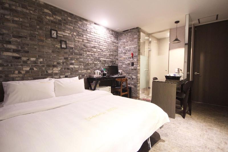 Paradise Hotel image