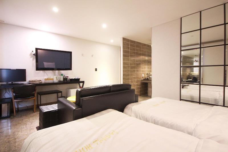 Paradise Hotel image