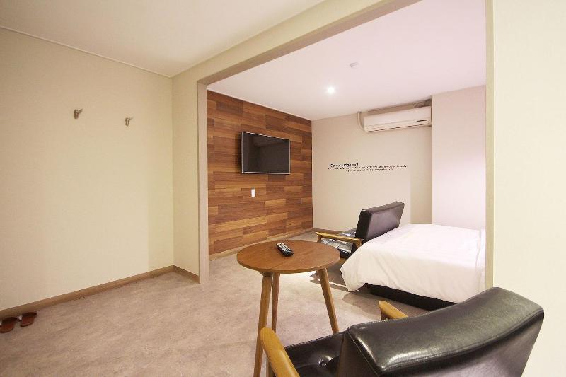 Paradise Hotel image