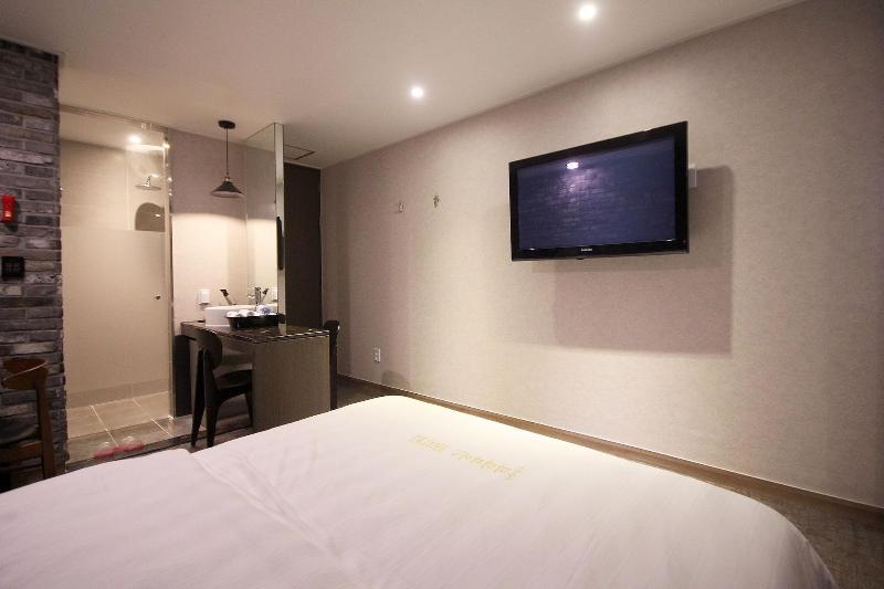 Paradise Hotel image