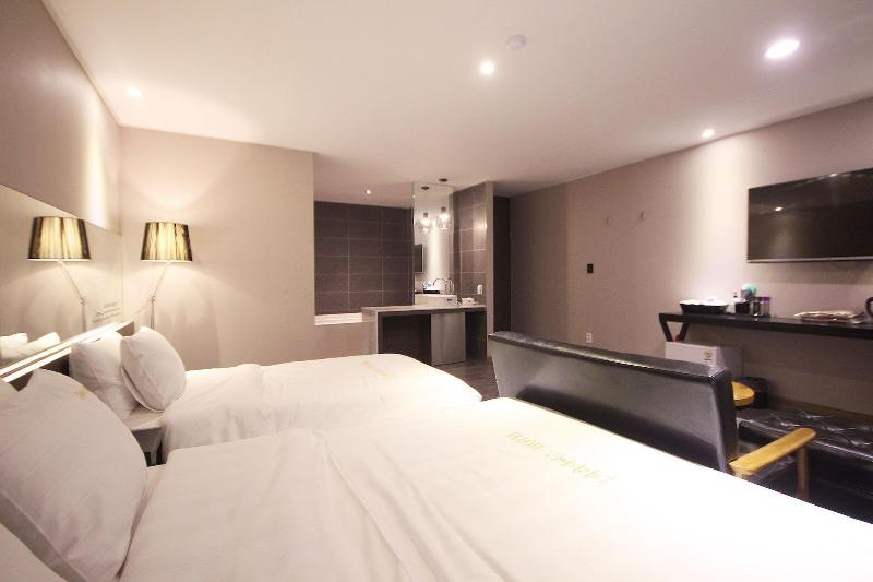 Paradise Hotel image