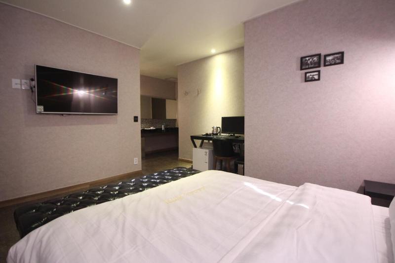 Paradise Hotel image