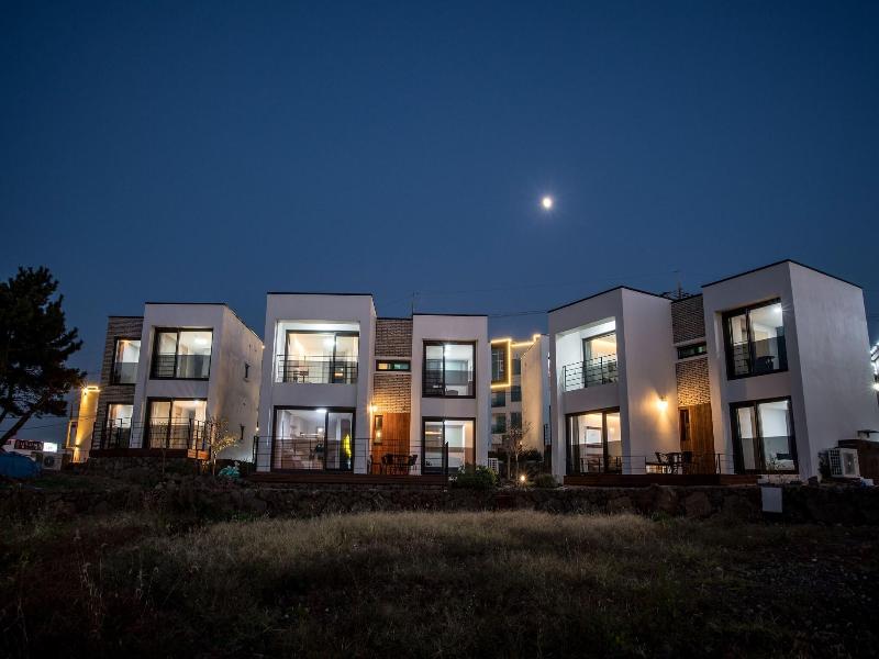 Aewol Bada Town House