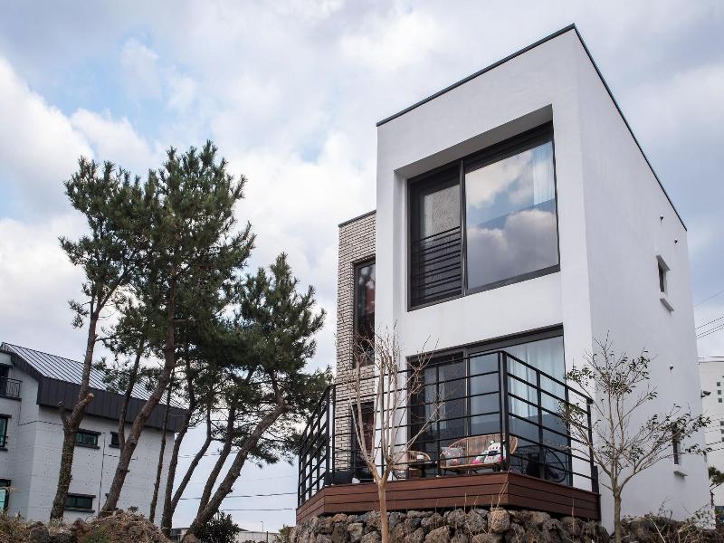 Aewol Bada Town House