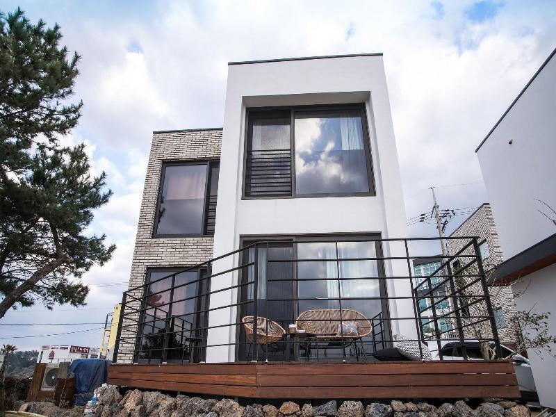 Aewol Bada Town House