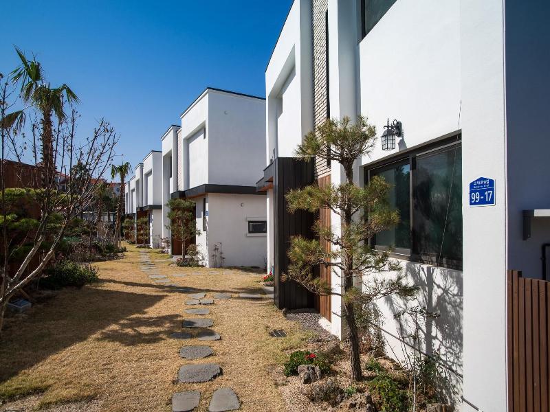 Aewol Bada Town House
